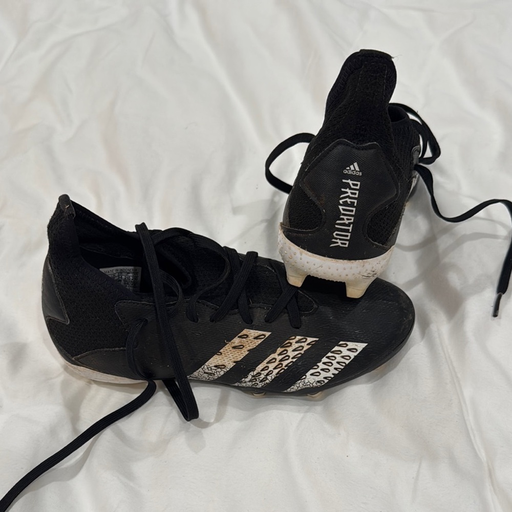Adidas Predator soccer cleats in black with white.Size 2.5  very worn